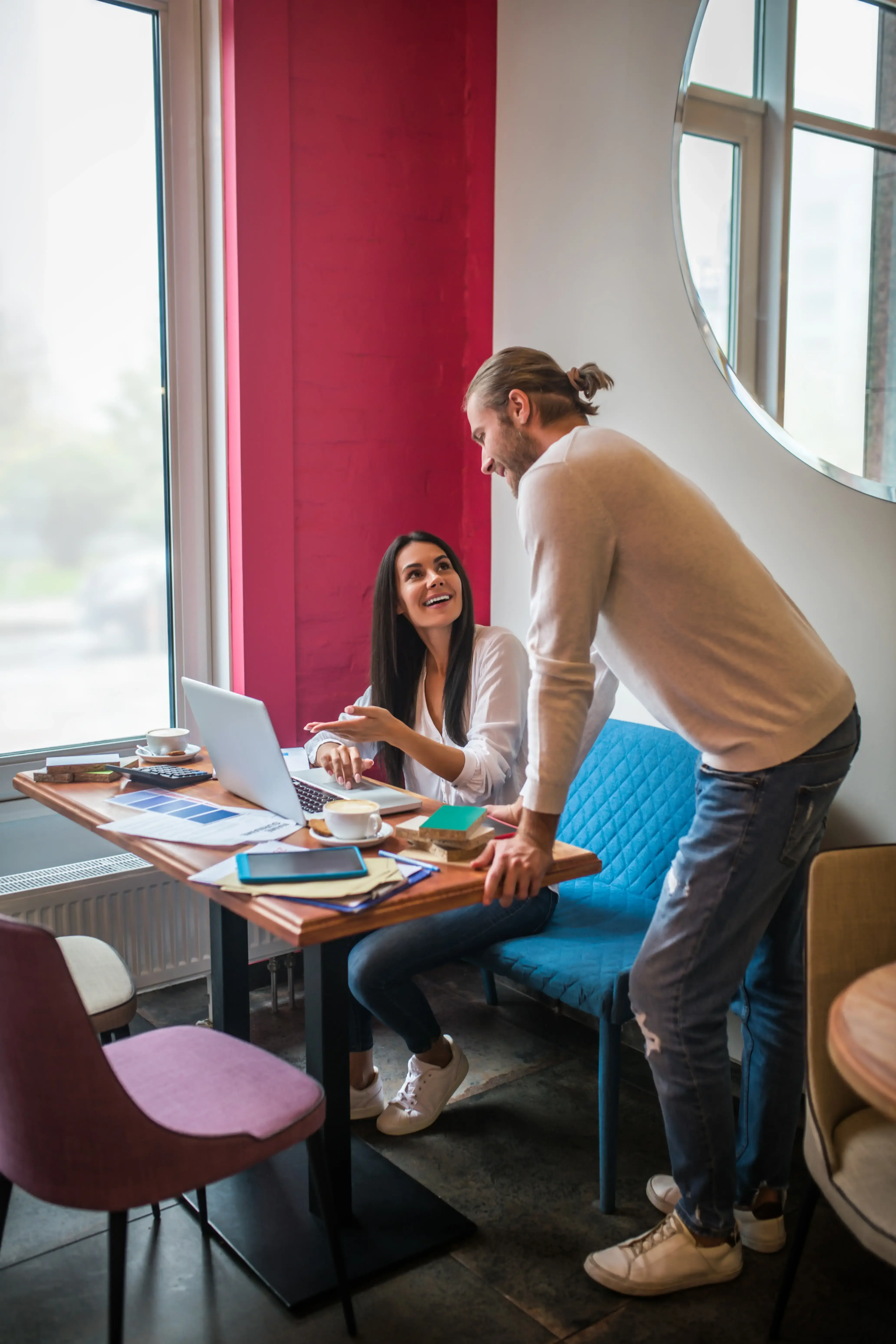 young-designers-working-laptop-restaurant (1)